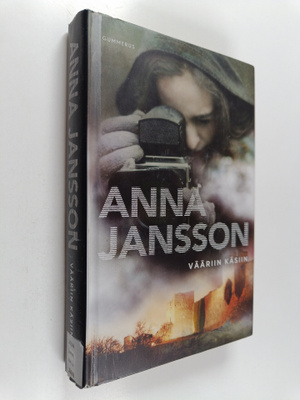 Anna Jansson : Vääriin käsiin