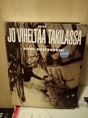 Skiftesvik  : Jo viheltää takilassa