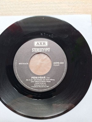 STEREOTYYPIT SINGLE.