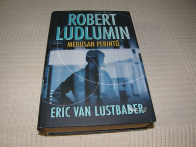 Eric van Lustbader Robert Ludlumin Medusan perintö -sid