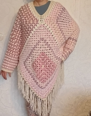 Alina´s Handmade käsin virkattu Poncho valkoinen - vaaleanpu