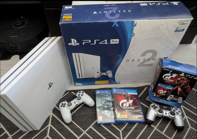 PS4 Pro 1TB Glacier White (Destiny 2 Edition) + 2 ohjainta