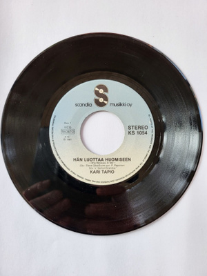 Kari Tapio – Hän Luottaa Huomiseen ( 7" single)