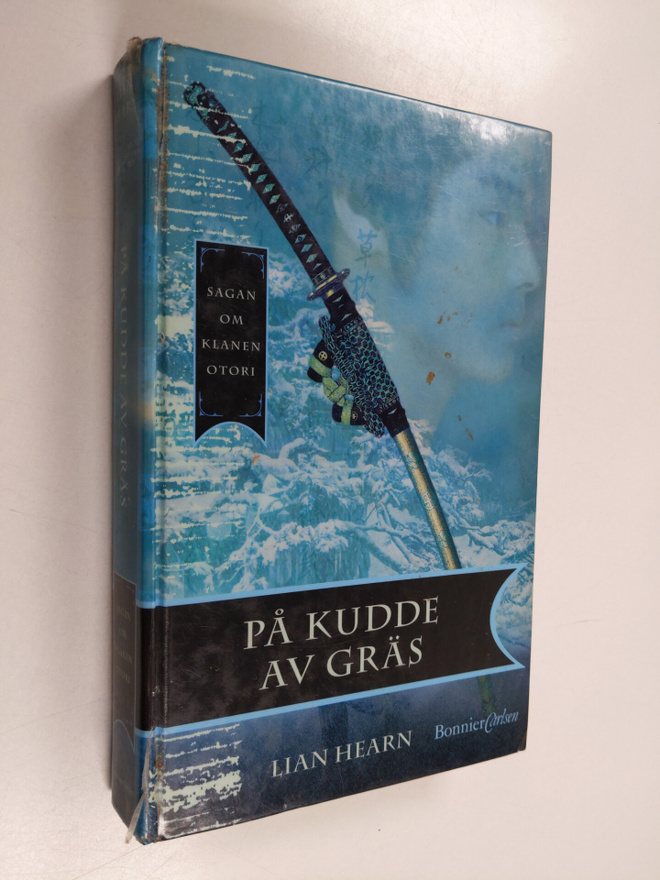 Lian Hearn : På kudde av gräs