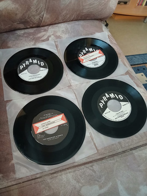 MYYTÄVÄNÄ 4 KPL 7" SINGLEJÄ