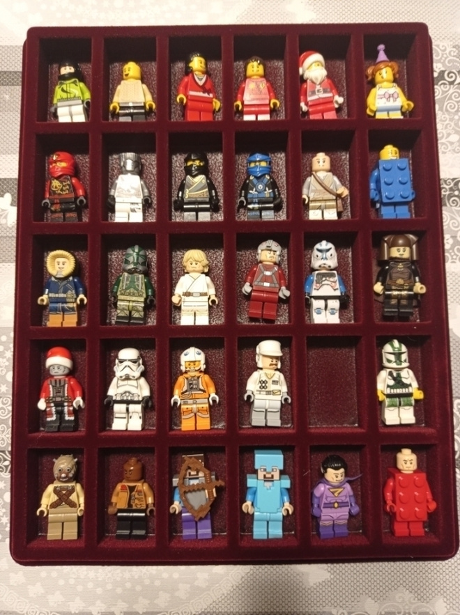 Punainen säilytyslevy 30 Lego figureille
