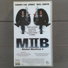 VHS: Men In Black II / Miehet Mustissa 2 (Tommy Lee Jones) - pikkukuva 1