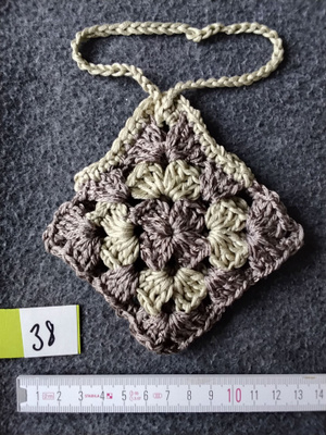 Alina´s Handmade virkattu avaimenperä airpodin suojakoteloon