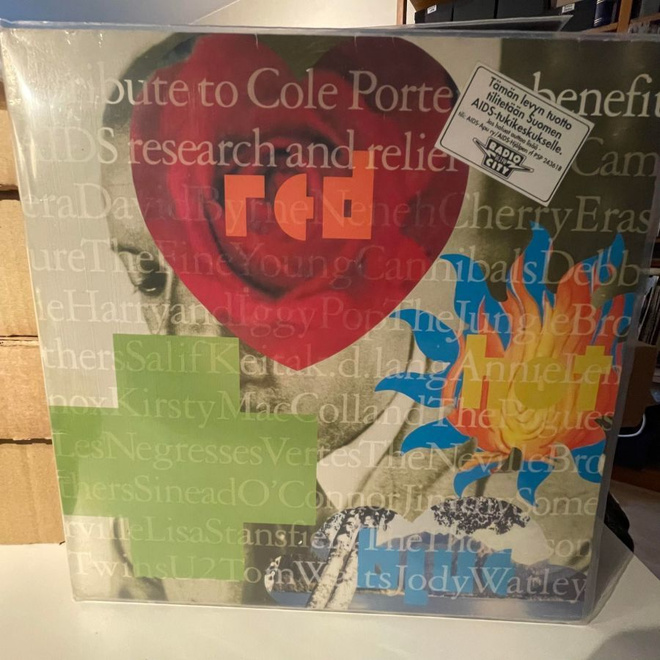 Iggy Popin nimikirjoitus Red Hot + Blue lp-levyssä