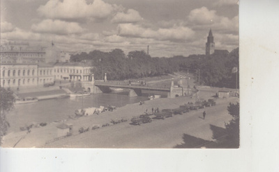 Turku kortti taustalla vanhoja autoja.