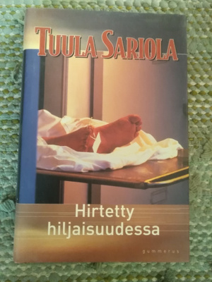 Tuula Sariola: Hirtetty hiljaisuudessa