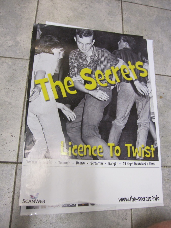 THE SECRETS - licence to twist . JULISTE