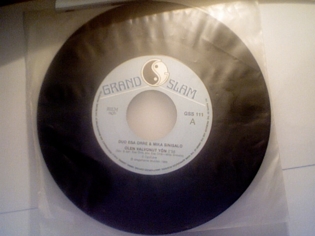 ESA ORRE & MIKA SINISALO :: OLEN VALVONUT YÖN :: VINYYLI  7"