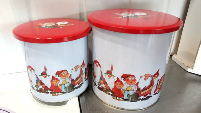 KAKSI ERIKOKOISTA MAURI KUNNAS - DOGHILL PELTIPURKKIA