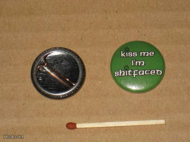 Kiss Me I´m shitfaced rintanappi 1" (m2)