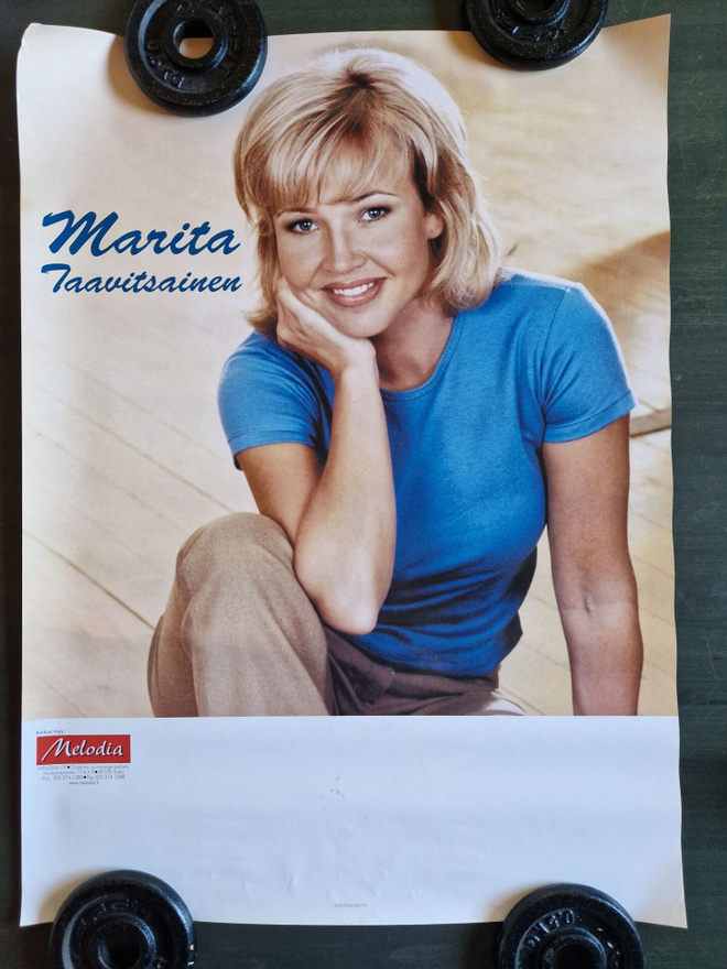 Marita Taavitsainen keikkajuliste 57.  62×46cm