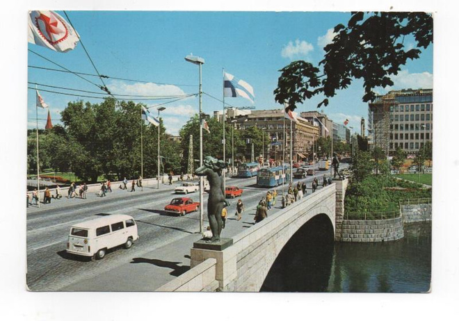 TAMPERE: autoja ja Hämeensilta, Suomen lippu