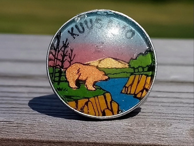 Kuusamo -Matkailumerkki. Halkaisija - 19 mm. Ehjät värit.