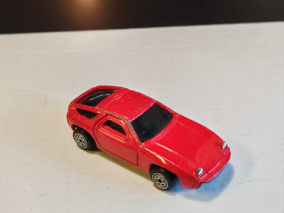 33 Porsche 928 pu keulasta uupuu pala