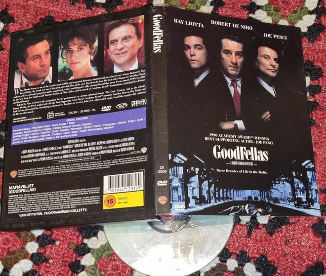 DVD Mafiaveljet snapper-kotelo. Levy naarmuilla.