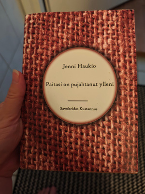 Jenni Haukio Paitasi on pujahtanut ylleni kovakantinen