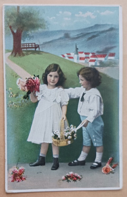 Lapset tuovat runsaasti kukkia, osa maassakin, p. 1915
