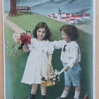 Lapset tuovat runsaasti kukkia, osa maassakin, p. 1915 - pikkukuva 1