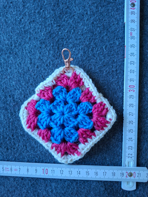 Alina´s Handmade virkattu avaimenperä airpodin suojakoteloon