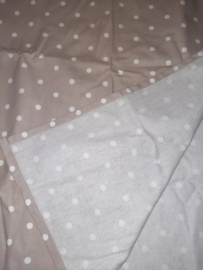 Beige valkoinen polka dot pöytäliina 180x133cm