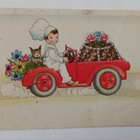 Pikkukokki ja koira tuovat kakun sekä kukkia autolla p. 1944 - pikkukuva 1