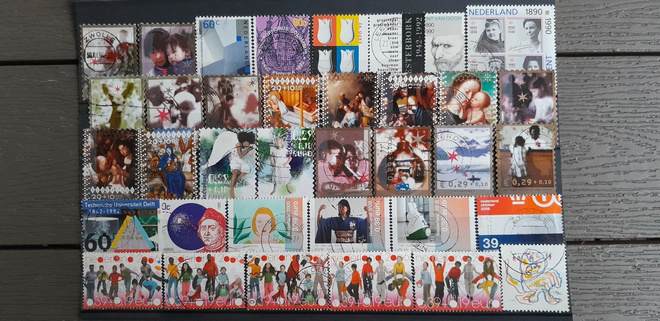 HOLLANTI 1990-2000 luku LEIMATTUJA postimerkkejä 36 kpl