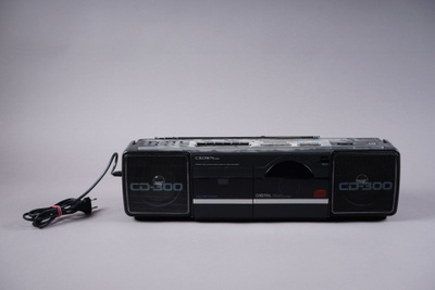 048. Crown CD300, matkaradio.