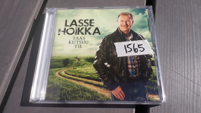 Lasse Hoikka : Taas kutsuu tie