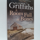 Elly Griffiths : A room full of bones : a Dr Ruth Gallowa... - pikkukuva 1