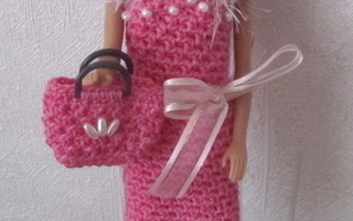 ***Barbielle virkattu mekko pinkkiä puuvillalankaa