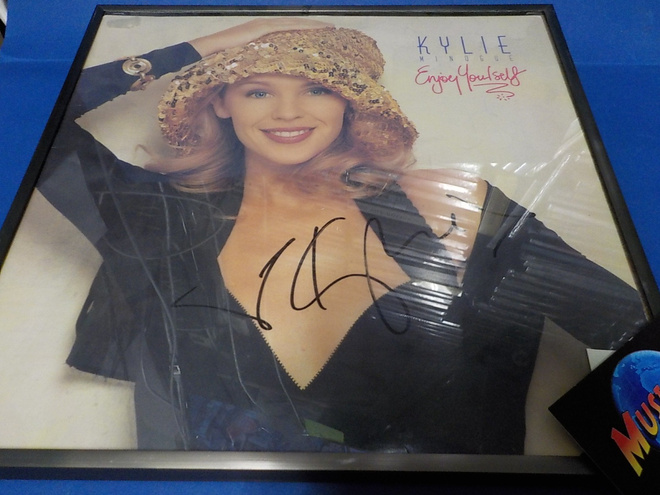 KYLIE MINOGUE TAULU NIMMARILLA (W)