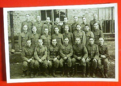 Sotilaspojat ryhmäkuvassa  (K9)
