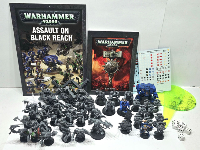 WH40K - Assault on Black Reach figuurit ja kirjat