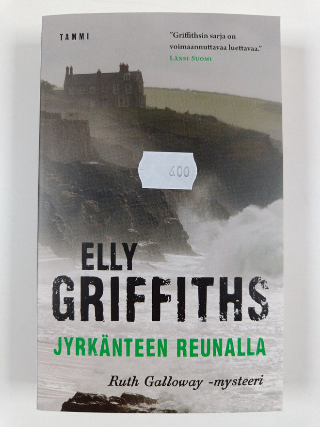 Elly Griffiths : Jyrkänteen reunalla