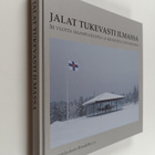 Juha Ritari : Jalat tukevasti ilmassa : 50 vuotta maanpuo... - pikkukuva 1
