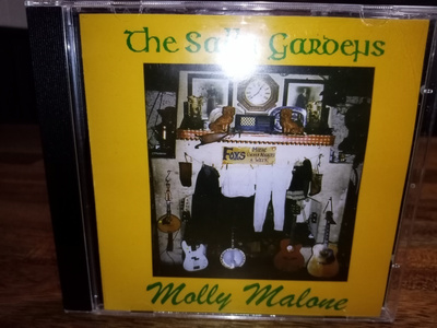 CD THE SALLY GARDENS :  MOLLY MALONE ( SIGNED) SIS POSTIKULU