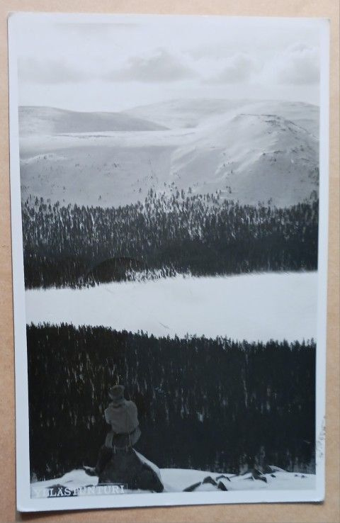 Yllästunturi, retkeläinen kivellä ihailee maisemaa p. 1975