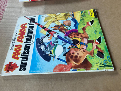 DISNEY AKU ANKKA KLASSIKKO 3 SURULLISEN HAHMON RITARI