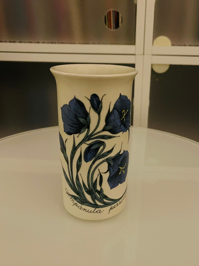 Arabia pieni maljakko, kukkaihe. Design Esteri Tomula