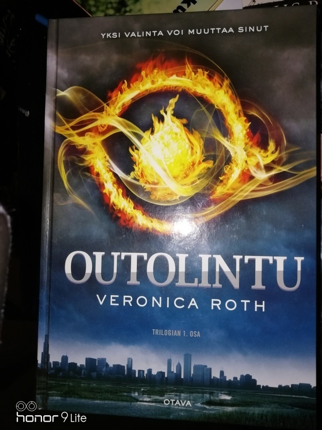 Veronica Roth Outolintu ja Kapinallinen
