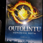 Veronica Roth Outolintu ja Kapinallinen - pikkukuva 1