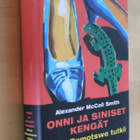 McCall Smith Onni ja siniset kengät Mma R tutkii (1.p. 2008 - pikkukuva 1