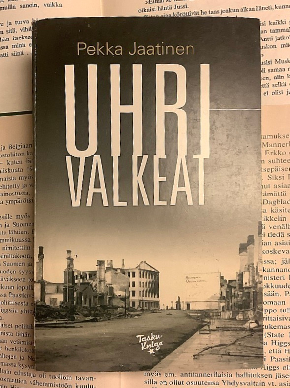 Pekka Jaatinen - Uhrivalkeat (pokkari)
