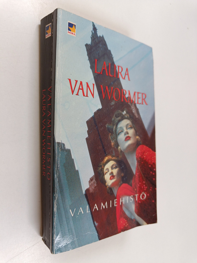 Laura Von Wormer : Valamiehistö