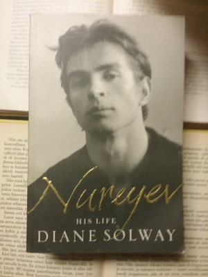 Diane Solway - Nureyev: His Life (softcover)